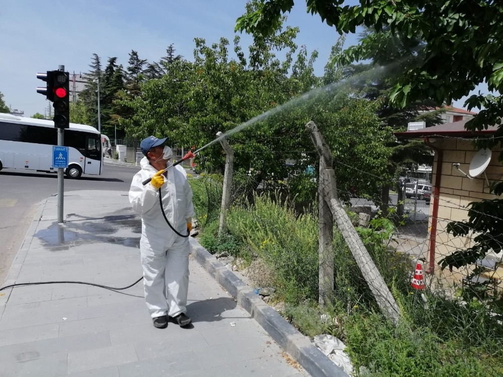 Haşere ve sineklere karşı ilaçlama çalışması yapılıyor 