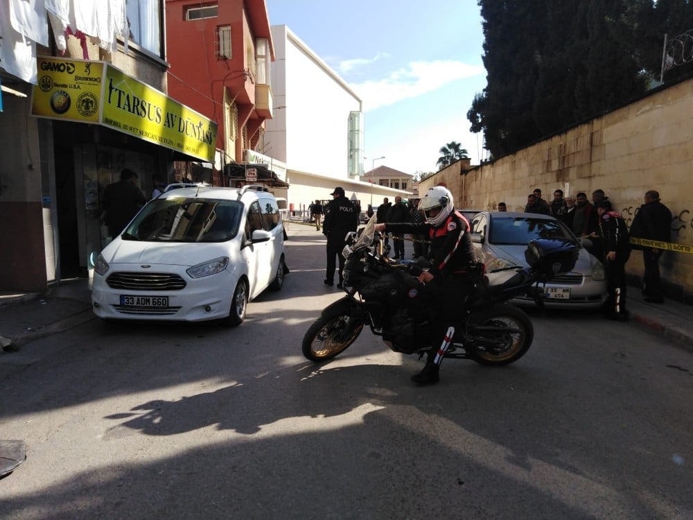 Hasımlar birbirlerini av malzemesi satış dükkanında vurdu: 2 yaralı 