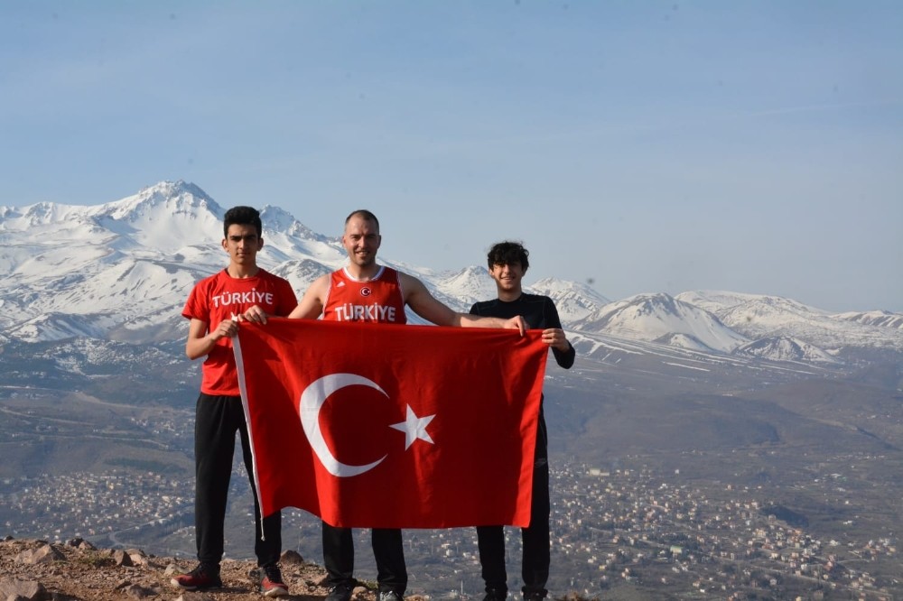 Hasketbol Genclik ve Spor Kulübünden Çanakkale Zaferi ve Şehitleri anma tırmanışı 