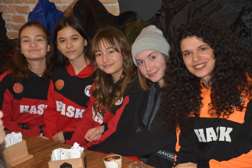 Hasketbol’da altyapıda başarılı olan sporcu ve antrenörlere kutlama 