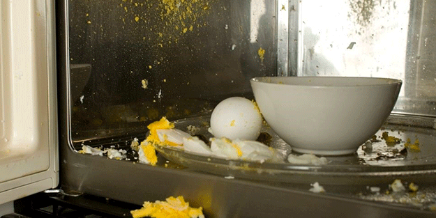 Haşlanmış yumurta mikrodalgada neden patlar? Bu 7 besine aman dikkat