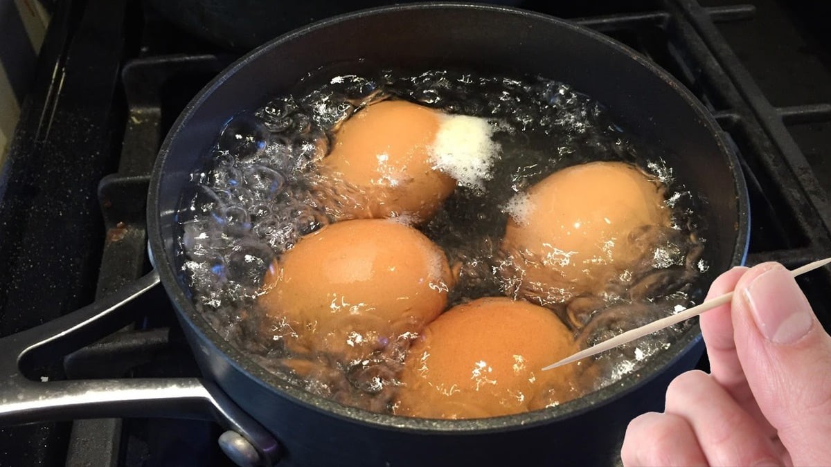 Haşlanmış yumurta pişerken içine mutlaka bir tane kürdan atın! Gözlerinize inanamayacaksınız! Meğer öyle bir işe yarıyormuş ki...