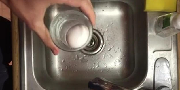 Haşlanmış yumurta soymanın en kolay yolu