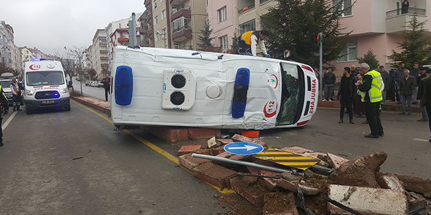 Hasta almaya giden ambulans devrildi! 6 yaralı