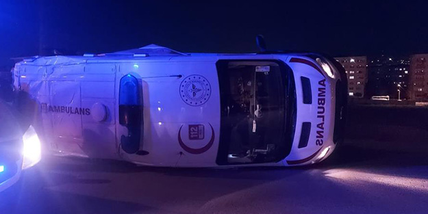 Hasta almaya giden ambulans kaza yaptı! 5 yaralı