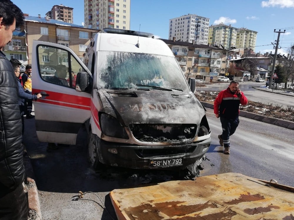 Hasta almaya giden ambulans yandı 