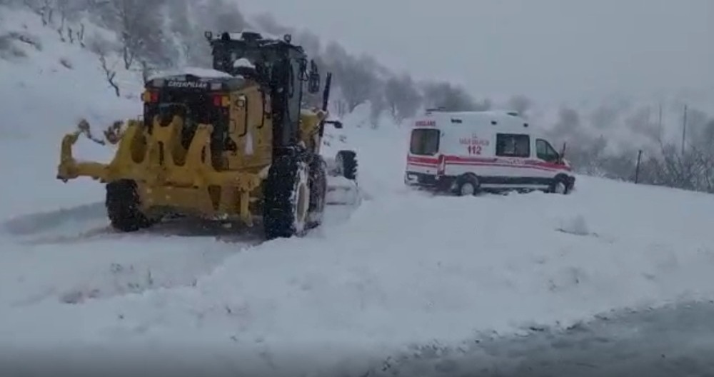 Hasta almaya giden ambulanslar yolda mahsur kaldı 