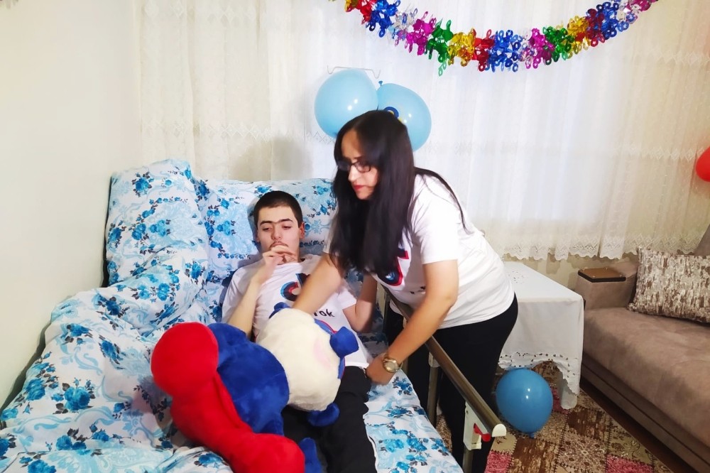 Hasta bakıcıdan gönülleri fetheden davranış 