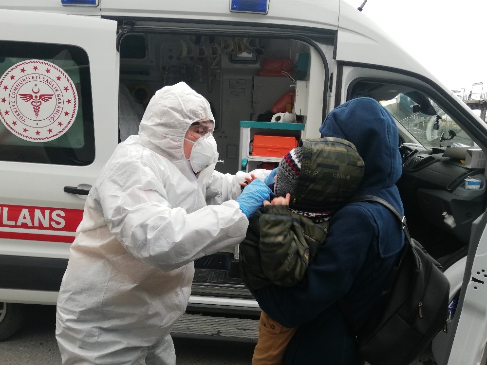 Hasta çocuklarıyla metrobüse geldiler çağrılan ambulans ile hastaneye götürüldüler 