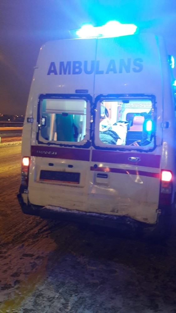 Hasta sevk eden ambulans kaza yaptı: 2 yaralı 