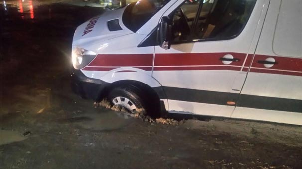 Hasta taşıyan ambulan çöken yolda mahsur kaldı