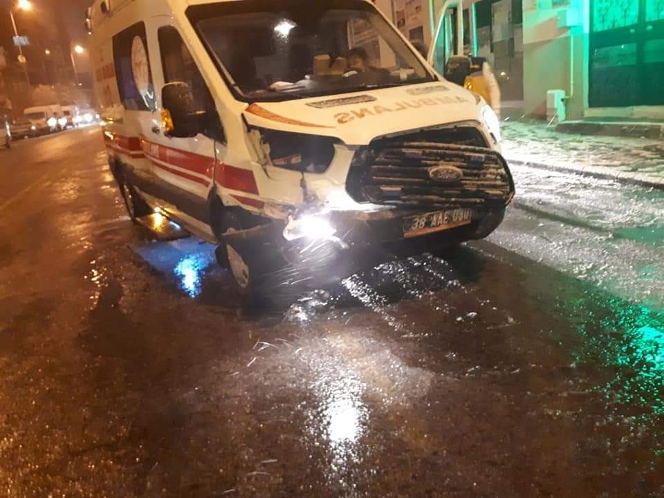 Hasta taşıyan ambulans kaza yaptı 
