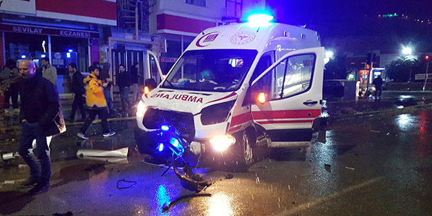 Hasta taşıyan ambulans kaza yaptı