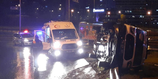 Hasta taşıyan ambulans kontrolü kaybederek devrildi