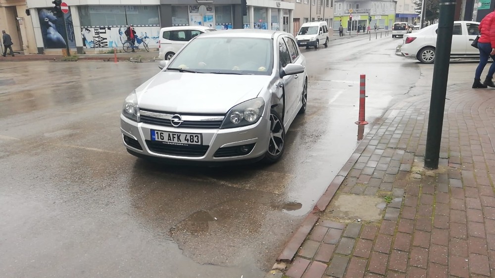 Hasta taşıyan ambulans otomobil ile çarpıştı 