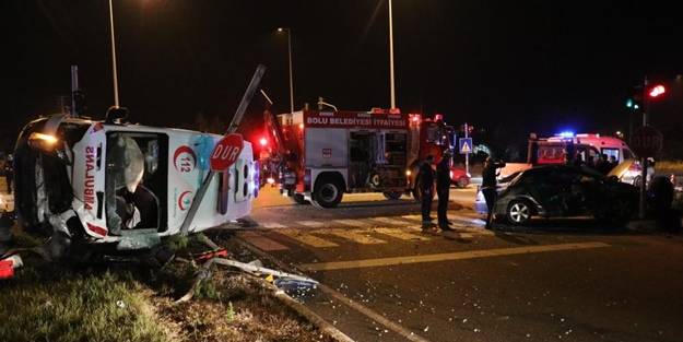 Hasta taşıyan ambulans otomobille çarpıştı!