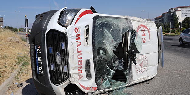 Hasta taşıyan ambulans takla attı! 5 yaralı