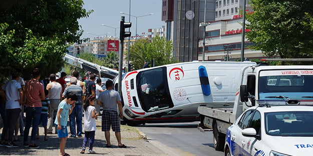 Hasta taşıyan ambulansa otomobil çarptı! Çok sayıda yaralı var