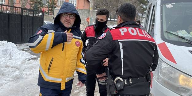 Hasta taşıyan ambulansın şoförü darbedildi