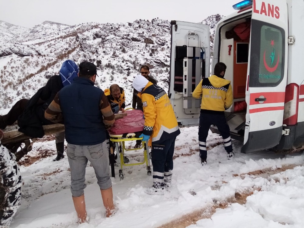 Hasta traktörle ambulansa ulaştırıldı 