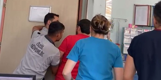 Hasta yakınları sağlık çalışanlarına saldırdı! Korku dolu anlar kameraya yansıdı