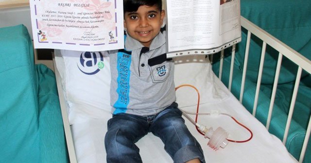 Hasta yatağında karne sevinci