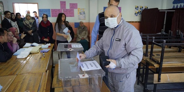 Hasta yatağındaki Akit yazarı doktor gözetiminde oy verdi