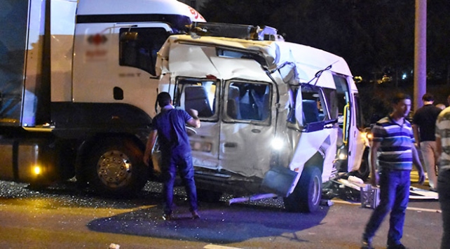 Hasta ziyaretinden dönerken kaza yaptılar: 13 kişi yaralandı