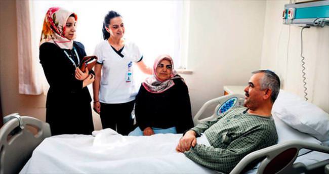 Hastalara güler yüzlü manevi destek pozitif fayda sağlıyor