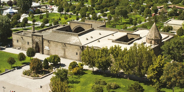 Hastaları musîki ile biz tedavi ediyorduk