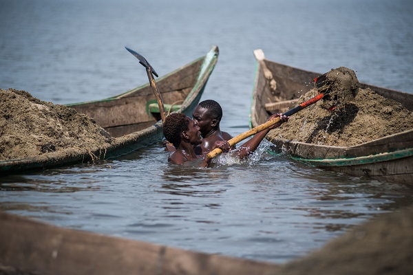 Hastalık riskine rağmen mecburlar! Kenya’da ekmek parası için bu mücadeleyi veriyorlar