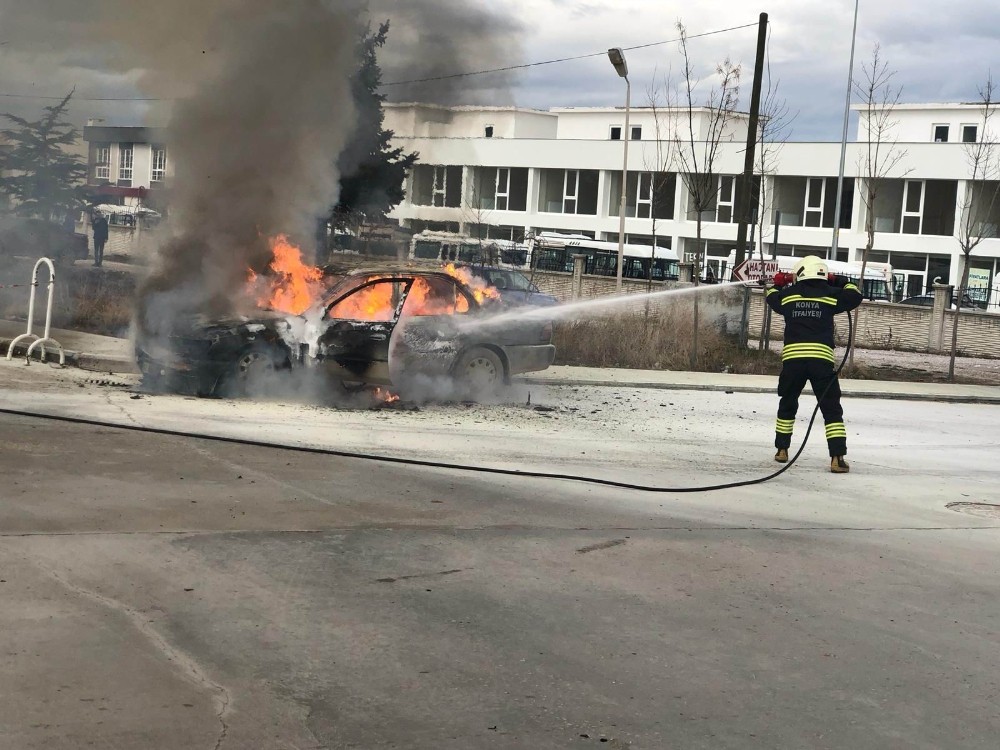 Hastane bahçesinde otomobil alev alev yandı 
