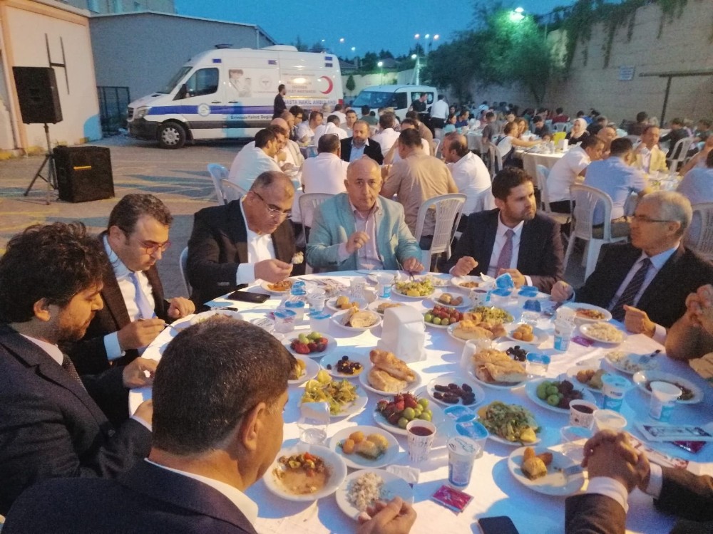 Hastane çalışanları ile hastalar iftarda buluştu 