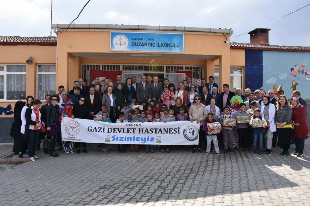 Hastane çalışanlarından ilkokul öğrencilerine kütüphane hediyesi 