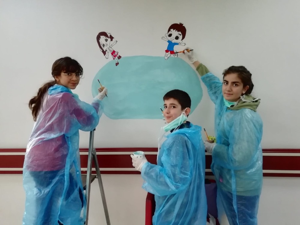 Hastane duvarlarını matematiksel objelerle renklendirdiler 