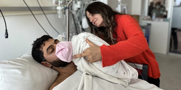 Hastane enkazından 261 saat sonra kurtarılan baba 12 günlük bebeğiyle buluştu