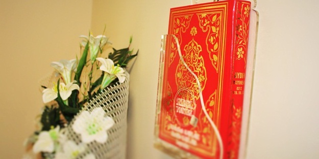 Hastane odalarına Kur'an ve kıble oku koydular