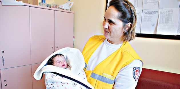 Hastane önüne bırakılan bebeğe Nisan ismi verildi