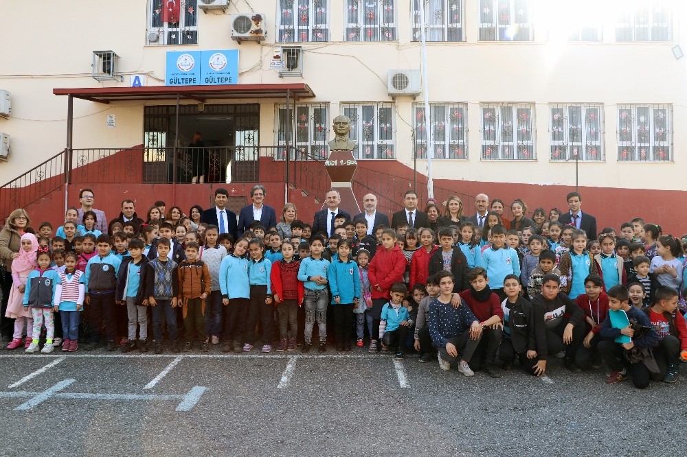 Hastane personeli 455 öğrencinin yüzünü güldürdü 