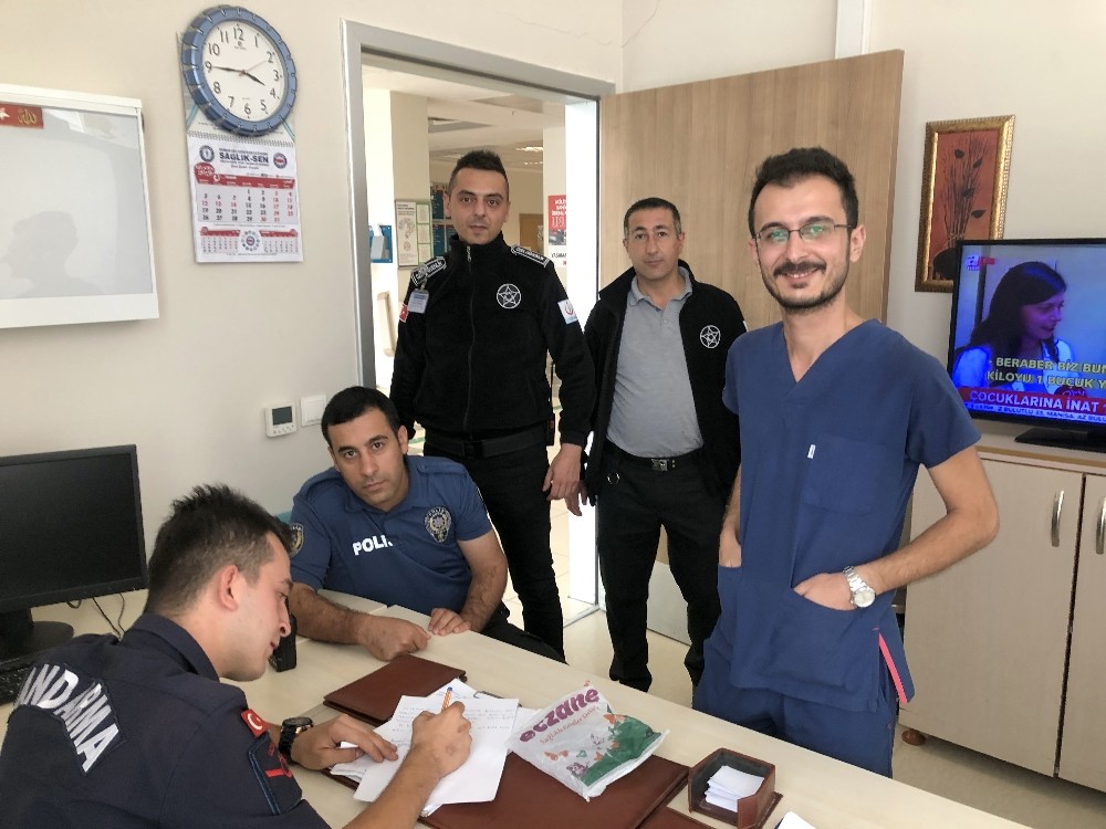 Hastane tuvaletinde bulduğu yüklü parayı, polise teslim etti 