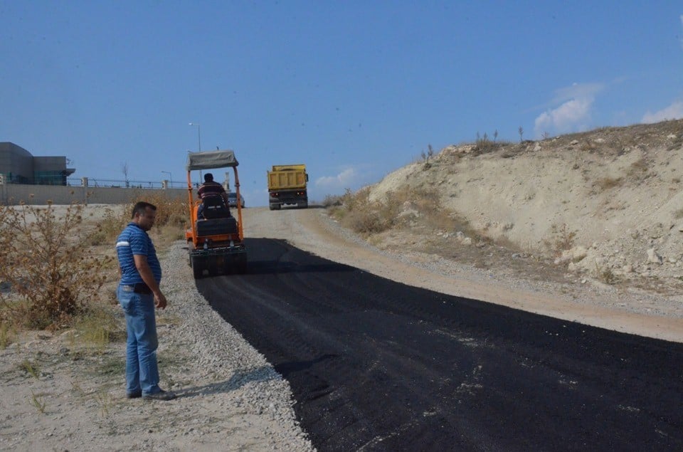 Hastane ve sosyal tesislere giden yolda asfalt çalışması 