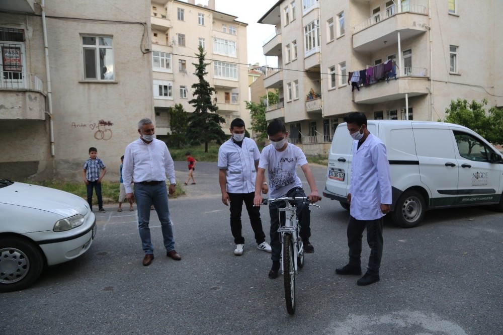 Hastanede Belediye Başkanının Bayramını kutladı, Bisiklet Hediyesi aldı 