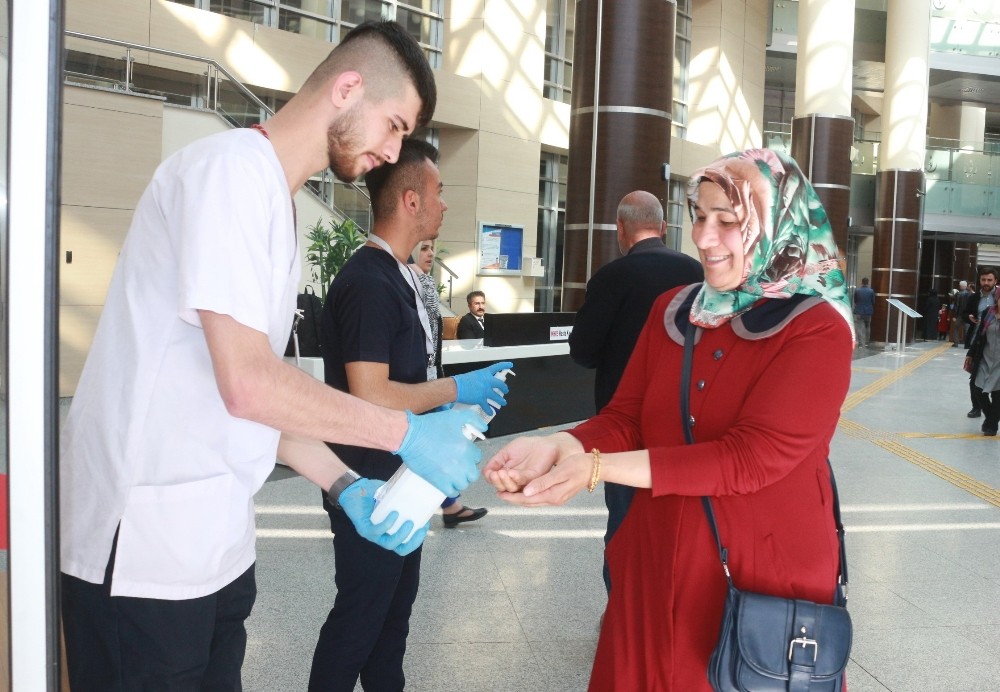 Hastanede korona virüsüne karşı dezenfektanlı önlem 