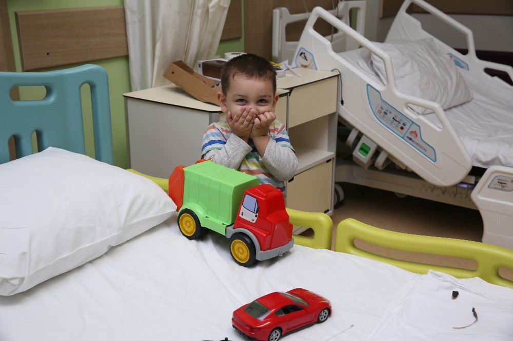 Hastanedeki minik Fetih’in çöp kamyonu aşkını Ümraniye Belediyesi dindirdi 