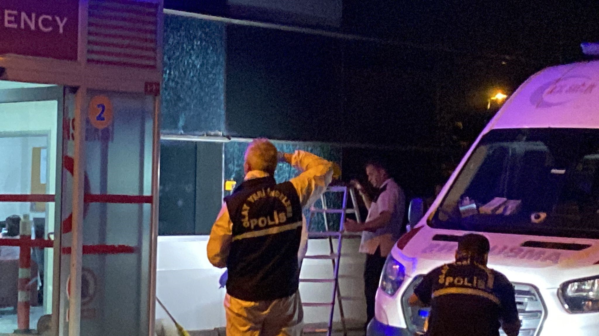 Hastanenin acil servisine silahlı saldırı! Çok sayıda yaralı
