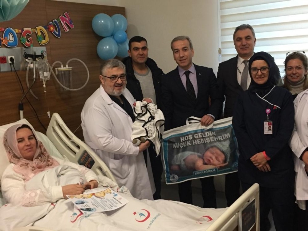 Hastanenin ilk bebeğine Başkan Çetin’den hediye 