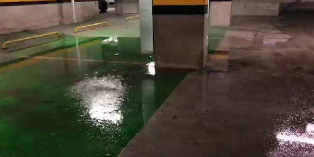 Hastanenin otoparkında kanalizasyon borusu patladı, araçlar pislik içinde kaldı