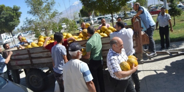 Hastaneye bir traktör kavun gönderdi! Sebebi...