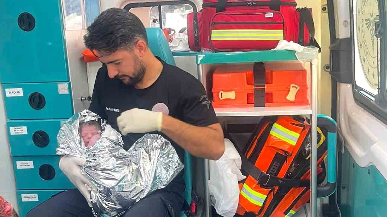 Hastaneye götürülürken yolda doğum yaptı: Ailenin 7’nci Aslan’ı ambulansta geldi