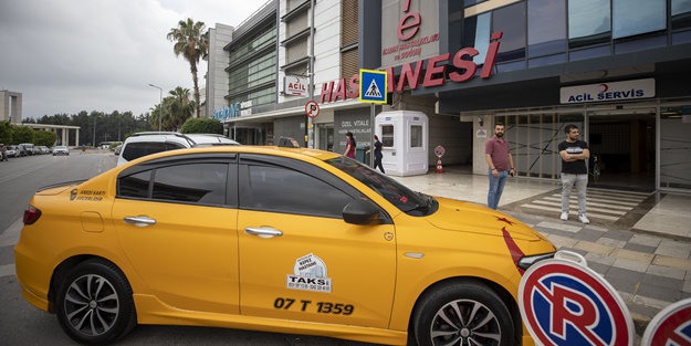 Hastaneye yetişmeye çalışan kadın takside doğum yaptı